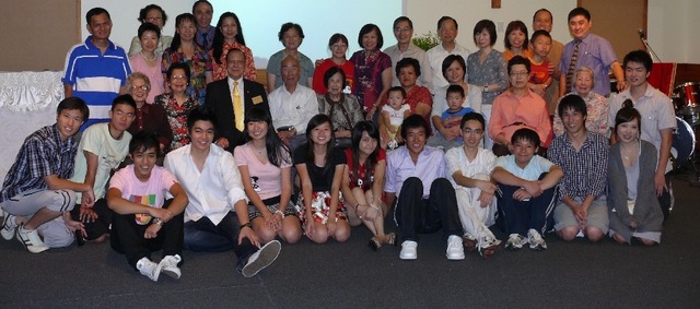 教會大家庭在十九週年慶典中合照，2010年