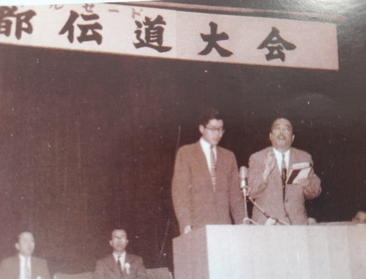 趙世光牧師在佈道大會中講道